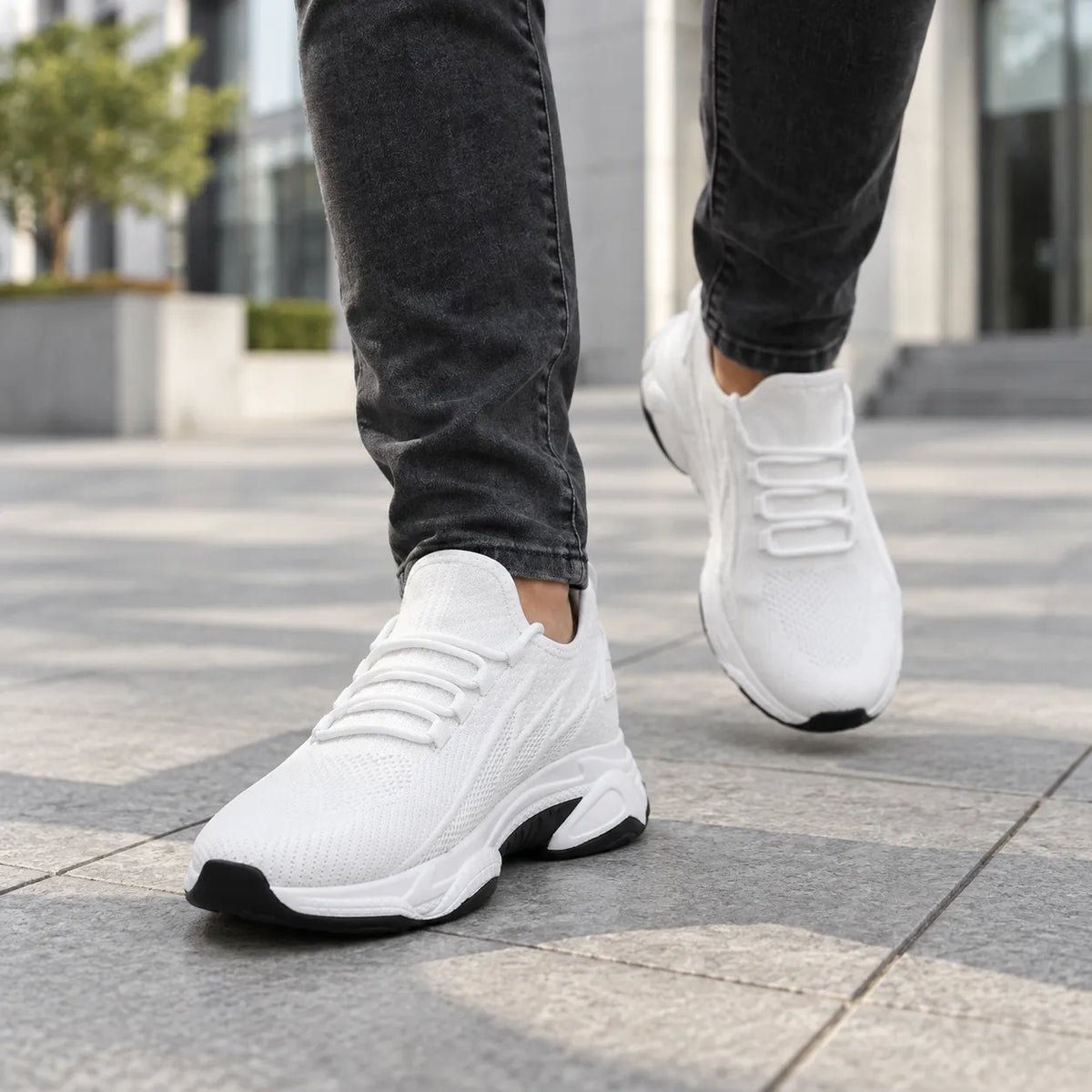 Basket blanche Via Celsa portée en extérieur, vue rapprochée sneaker rehaussante homme