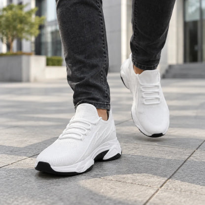 Basket blanche Via Celsa portée en extérieur, vue rapprochée sneaker rehaussante homme