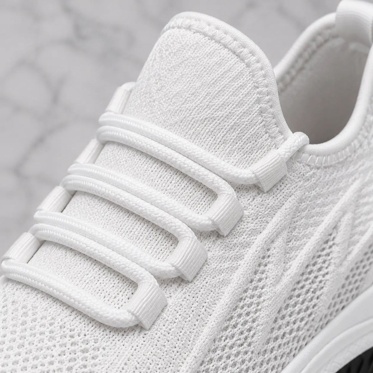 Détail languette et lacets de la basket blanche Via Celsa, sneaker rehaussante homme +6cm