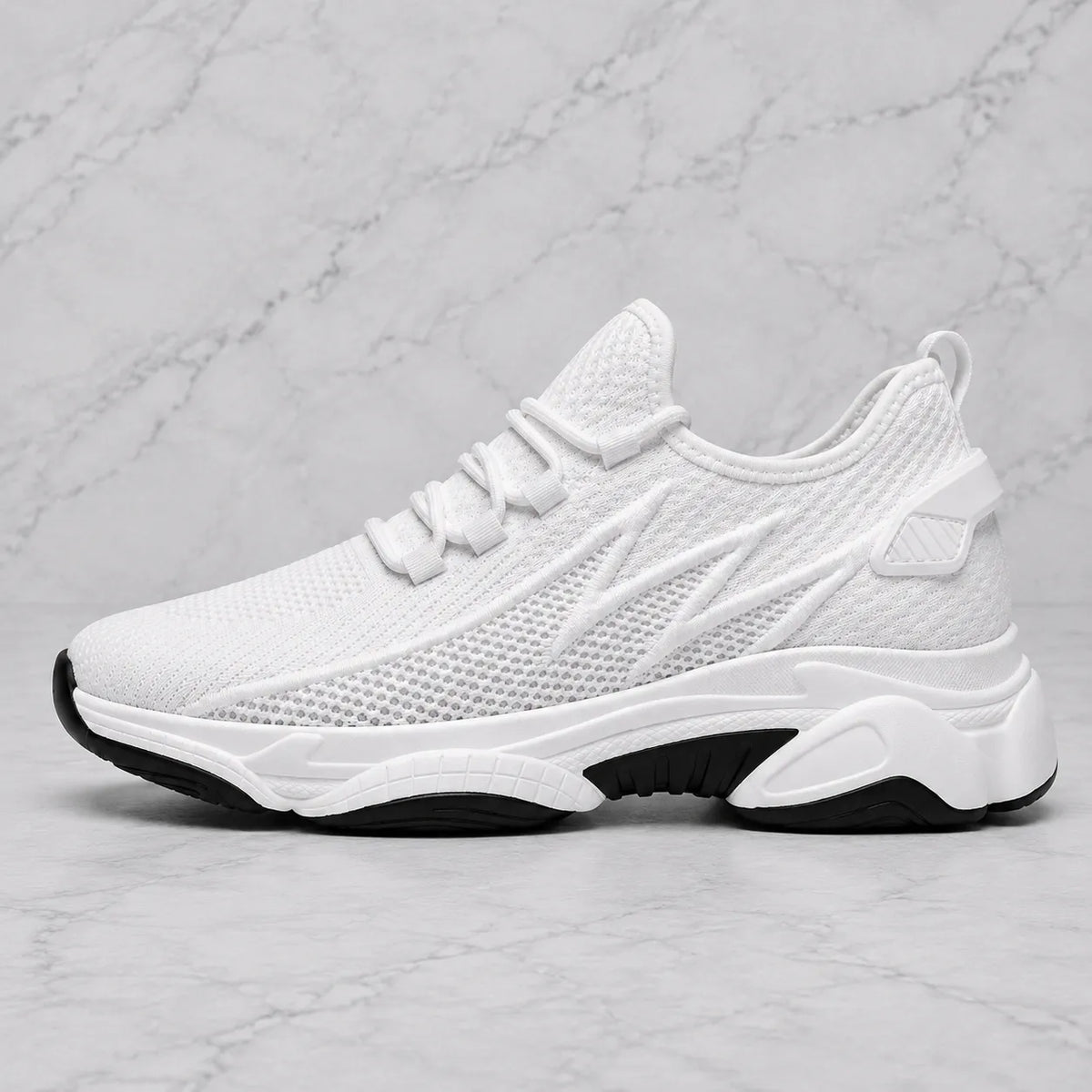 Basket blanche Via Celsa vue de profil sur fond gris marbré, sneaker rehaussante homme +6cm