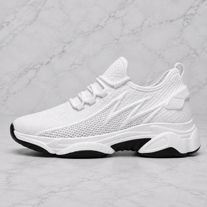 Basket blanche Via Celsa vue de profil sur fond gris marbré, sneaker rehaussante homme +6cm