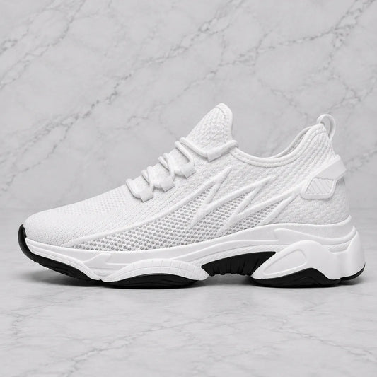 Basket blanche Via Celsa vue de profil sur fond gris marbré, sneaker rehaussante homme +6cm