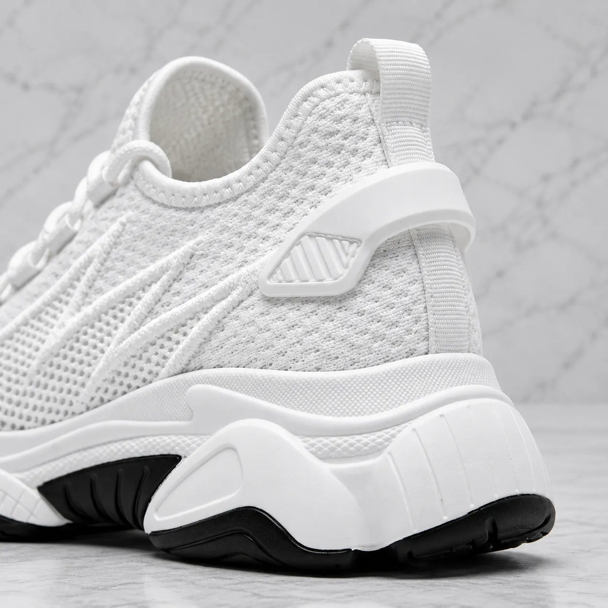 Zoom arrière de la basket blanche Via Celsa, détail semelle et talon, sneaker rehaussante homme