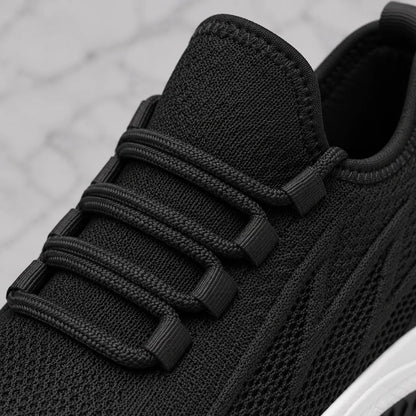 Détail languette et lacets de la basket noire Via Celsa, sneaker rehaussante homme +6cm