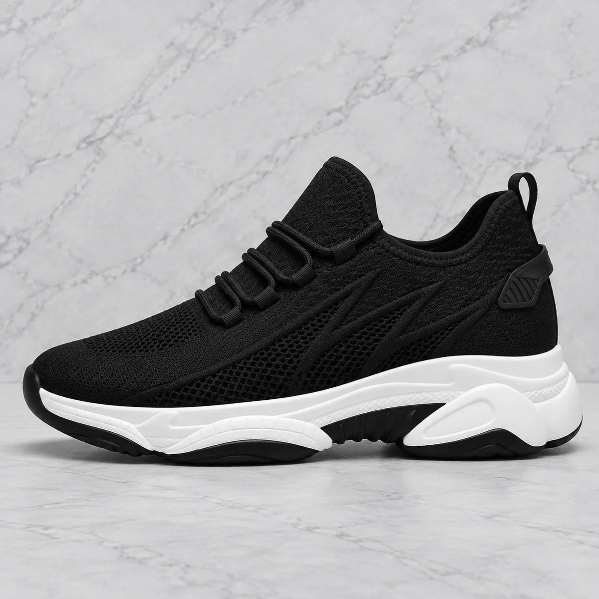 Basket noire Via Celsa vue de profil sur fond gris marbré, sneaker rehaussante homme +6cm