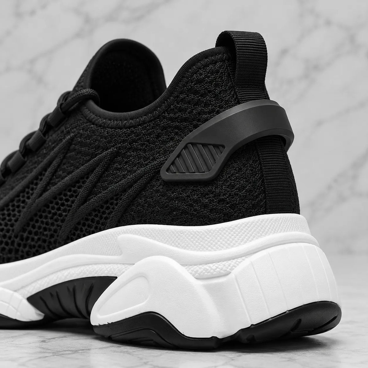 Zoom arrière de la basket noire Via Celsa, détail semelle et talon, sneaker rehaussante homme