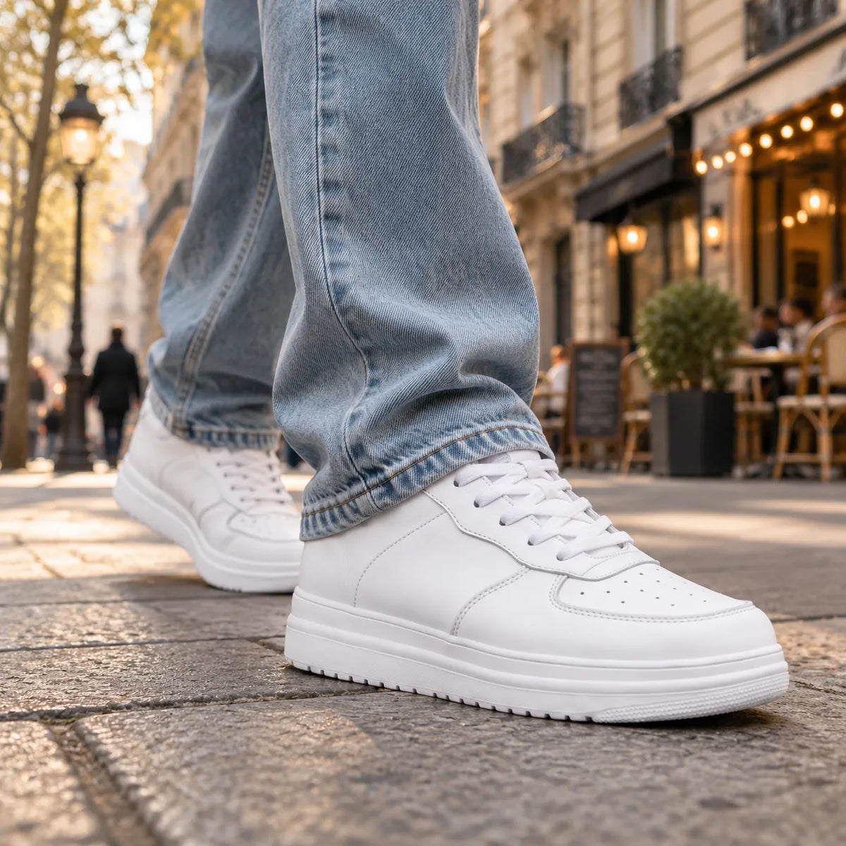 Sneaker Casual blanche Via Celsa portée dans une rue parisienne, chaussure rehaussante homme +6cm