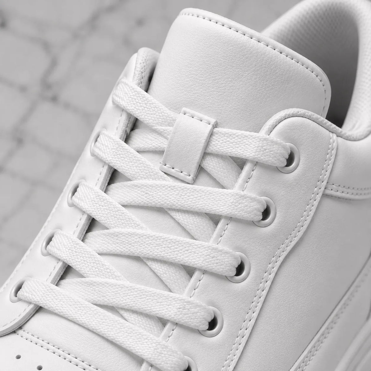 Détail languette et lacets de la sneaker Casual blanche Via Celsa, chaussure rehaussante homme +6cm
