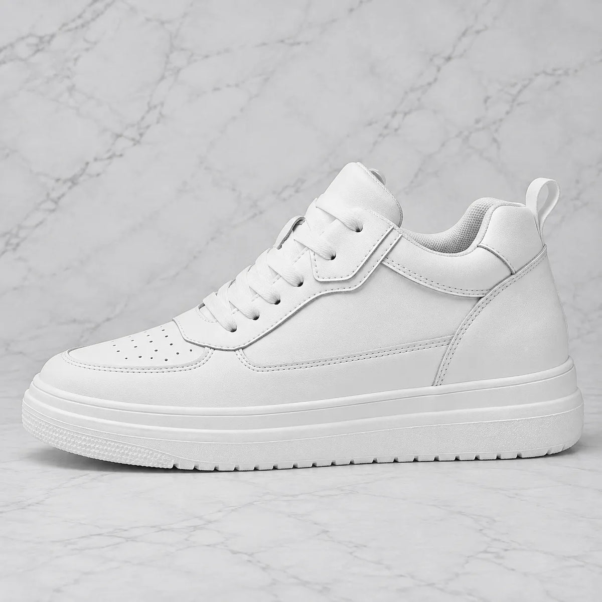 Sneaker Casual blanche Via Celsa vue de profil sur fond gris marbré, chaussure rehaussante homme +6cm