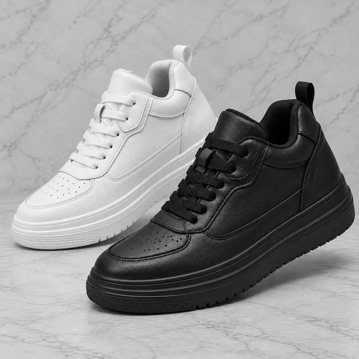 Paire de sneakers Casual Via Celsa blanche et noire posées sur la tranche, chaussure rehaussante homme +6cm