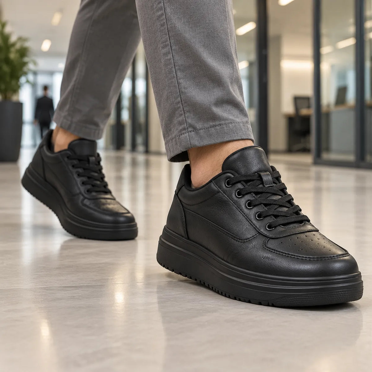 Sneaker Casual noire Via Celsa portée en milieu professionnel, chaussure rehaussante homme +6cm