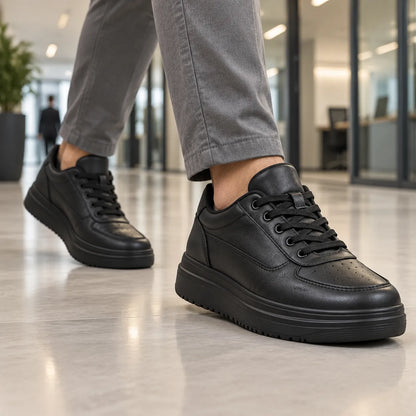Sneaker Casual noire Via Celsa portée en milieu professionnel, chaussure rehaussante homme +6cm
