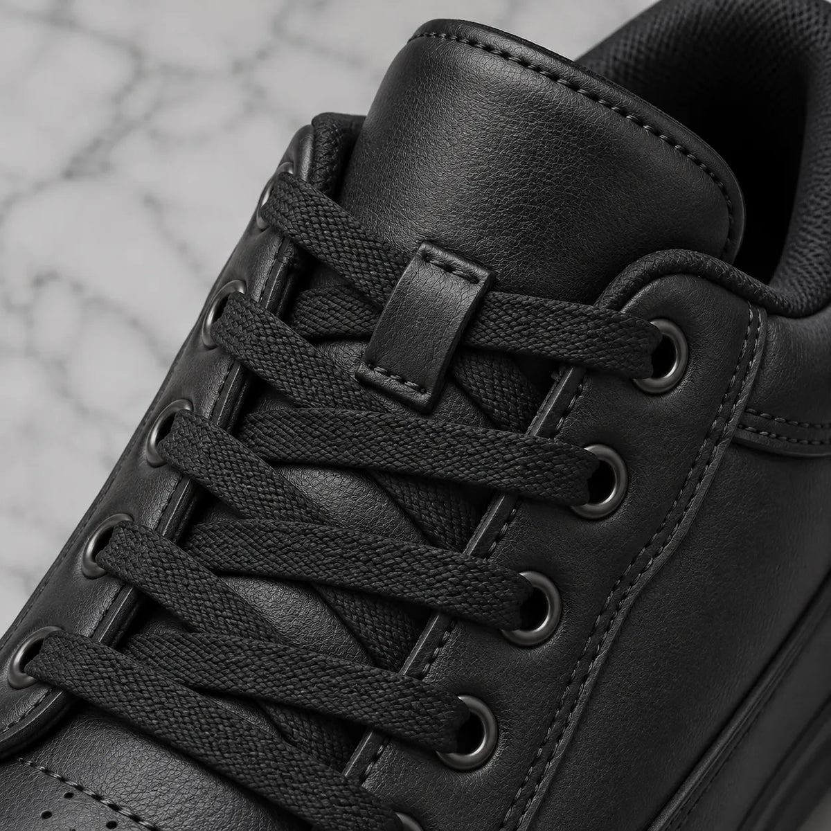 Détail languette et lacets de la sneaker Casual noire Via Celsa, chaussure rehaussante homme +6cm