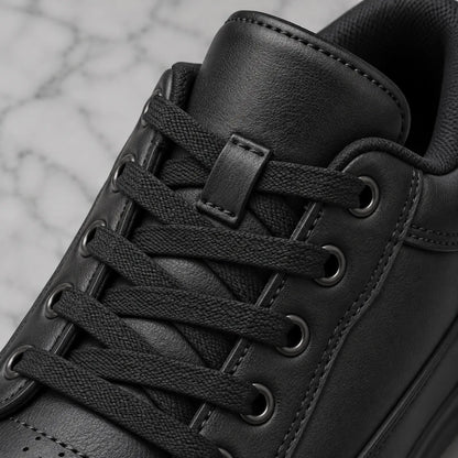 Détail languette et lacets de la sneaker Casual noire Via Celsa, chaussure rehaussante homme +6cm