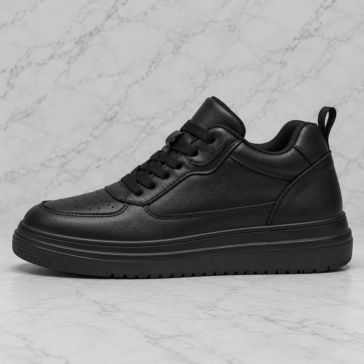 Sneaker Casual noire Via Celsa vue de profil sur fond gris marbré, chaussure rehaussante homme +6cm