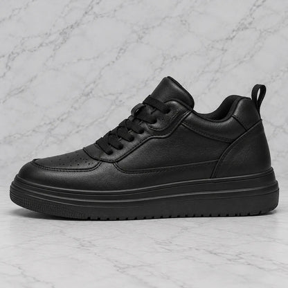 Sneaker Casual noire Via Celsa vue de profil sur fond gris marbré, chaussure rehaussante homme +6cm