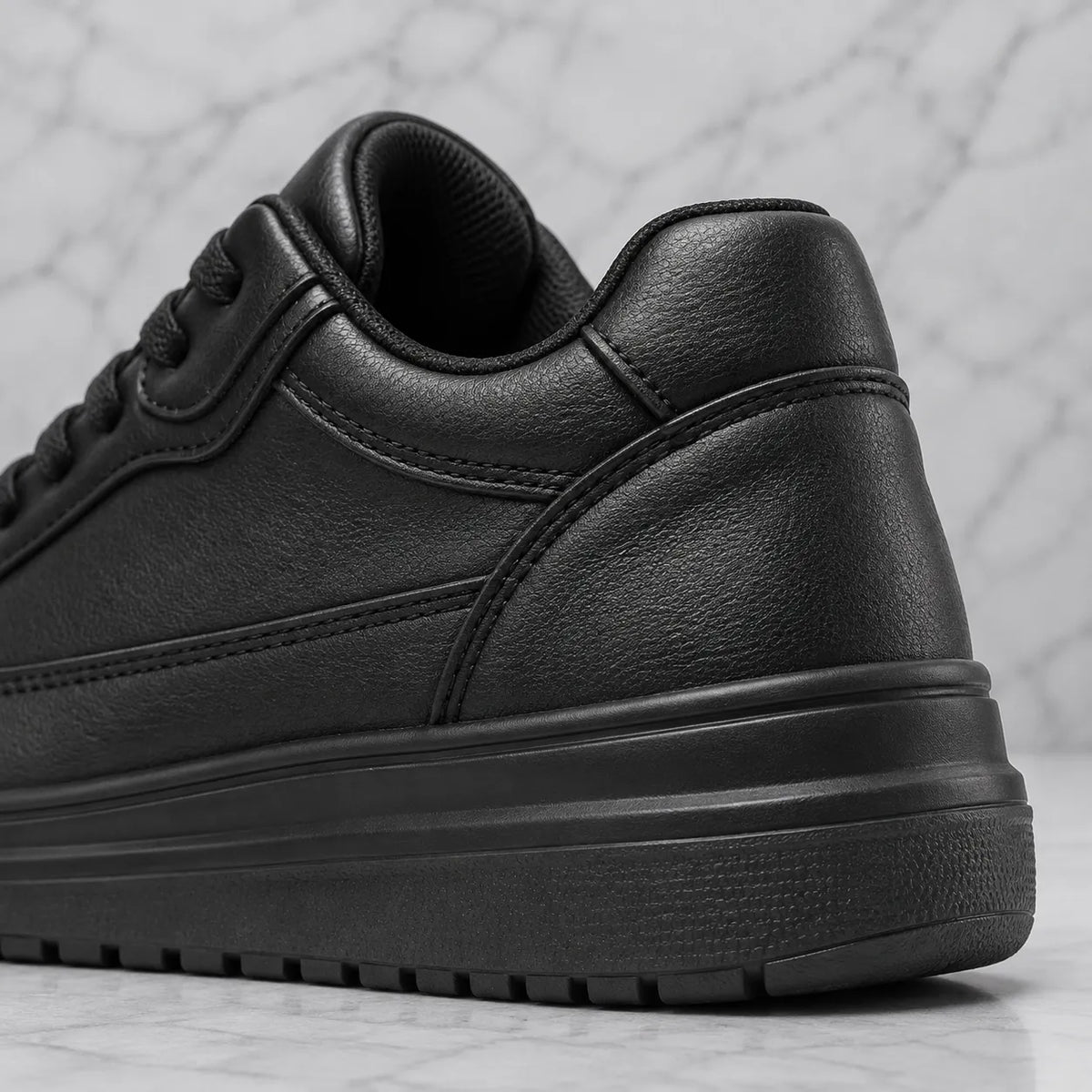Zoom arrière de la sneaker Casual noire Via Celsa, détail semelle et talon, chaussure rehaussante homme