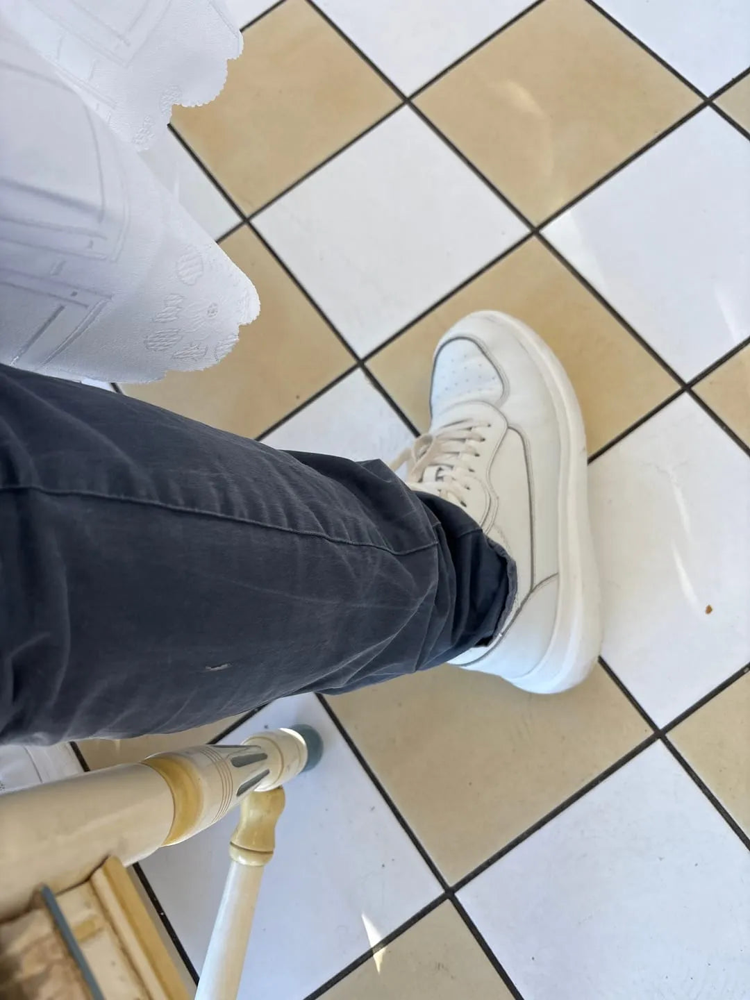 Avis client portant la sneaker Via Celsa blanche, chaussure rehaussante homme +6cm